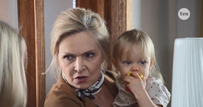 Na Wspólnej odc. 3961. Matka Anny Kolendy - Teresa Boska (Sylwia Wysocka), Ania (Kornelia Krynicka)