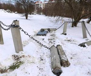 Skandal w Krakowie! Symboliczny nagrobek w Muzeum KL Plaszow zdemolowany koparką