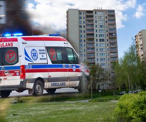 42-latek wypadł z 10. piętra i przeżył! Szokujące zdarzenie w wieżowcu
