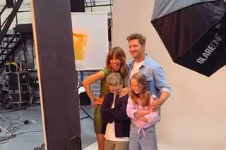 M jak miłość nowy sezon sesja zdjęciowa. Kama (Michalina Sosna), Marcin (Mikołaj Roznerski), Maja (Laura Jankowska), Szymek (Staś Szczypiński)