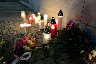 Mieszkańcy Warszawy przed ambasadą Wielkiej Brytanii w Warszawie (08.09.2022 r.)