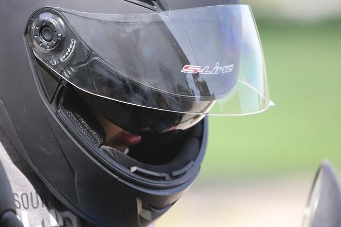 Śmiertelny wypadek w Helenowie. 20-letni motocyklista ZABIŁ SIĘ O KRAWĘŻNIK