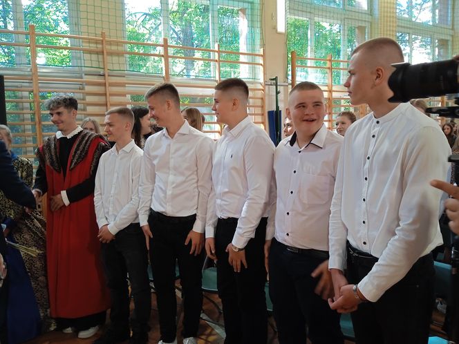 100 par zatańczyło poloneza na 100-lecie siedleckiego Ekonomika
