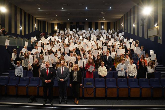 Stypendyści odebrali z rąk prezydenta Andrzeja Sitnika Listy Gratulacyjne