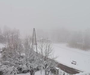 Intensywne opady śniegu na Dolnym Śląsku. Korki, stłuczki i wypadki na drogach