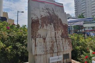 Zdewastowana tablica pamięci na Woli