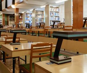 Biblioteka Uniwersytetu Opolskiego - zdjęcia. Zobacz zachowane wnętrza z lat 70.