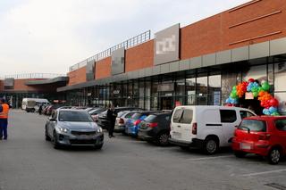 Otwarcie Centrum Handlowego Maxim w Legionowie. Tłum szturmował sklepy, klienci chcieli wejść z drzwiami