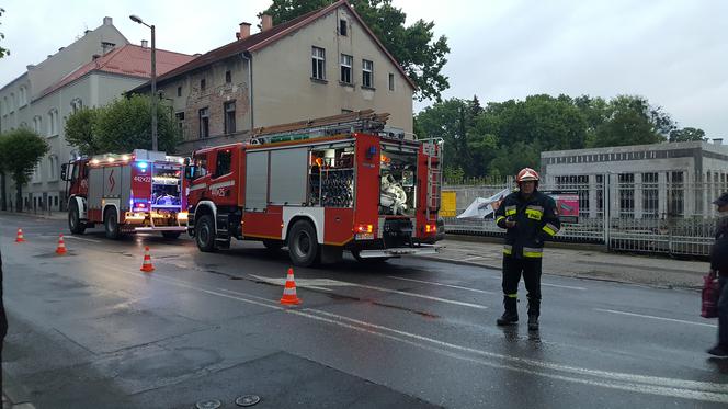 Pożar w kamienicy przy ul. Sikorskiego w Grudziądzu. Strażacy sprawdzają opuszczony budynek