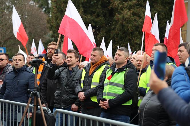 Protest rolników 20 marca przed Lubelskim Urzędem Wojewódzkim w Lublinie