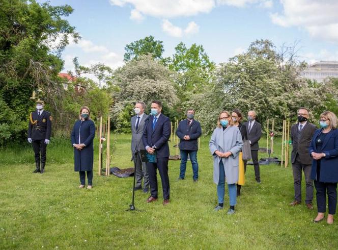  Rafał Trzaskowski posadził jabłonie na Polach Mokotowskich