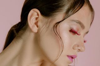 Ta prosta fryzura wraca do łask. Była wielkim hitem wśród millenialsów