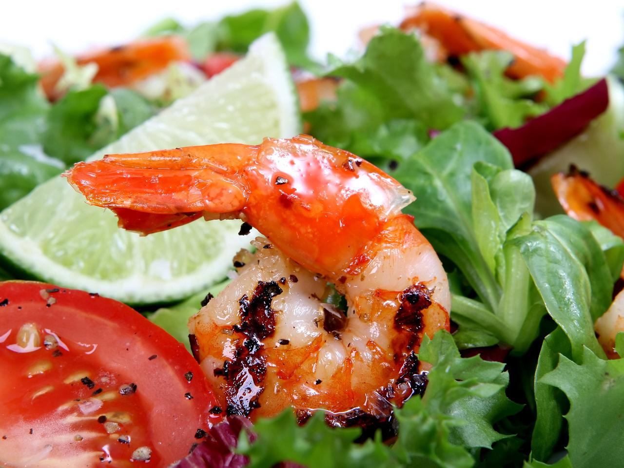 Sałatka z awokado i krewetek - przepis na romantyczną kolację