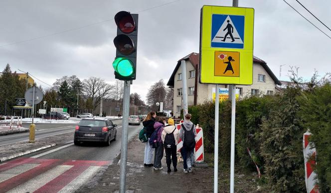 Mieszkańcy zapalili znicze w Zawadzie. To tam w koszmarnym wypadku zginęła trójka nastolatków