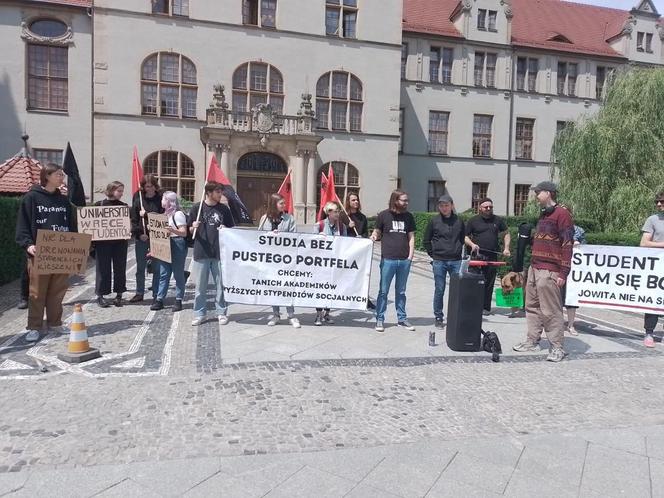 Protest studentów przed rektoratem UAM