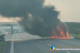 Autostrada A4 zablokowana. Pali się bus