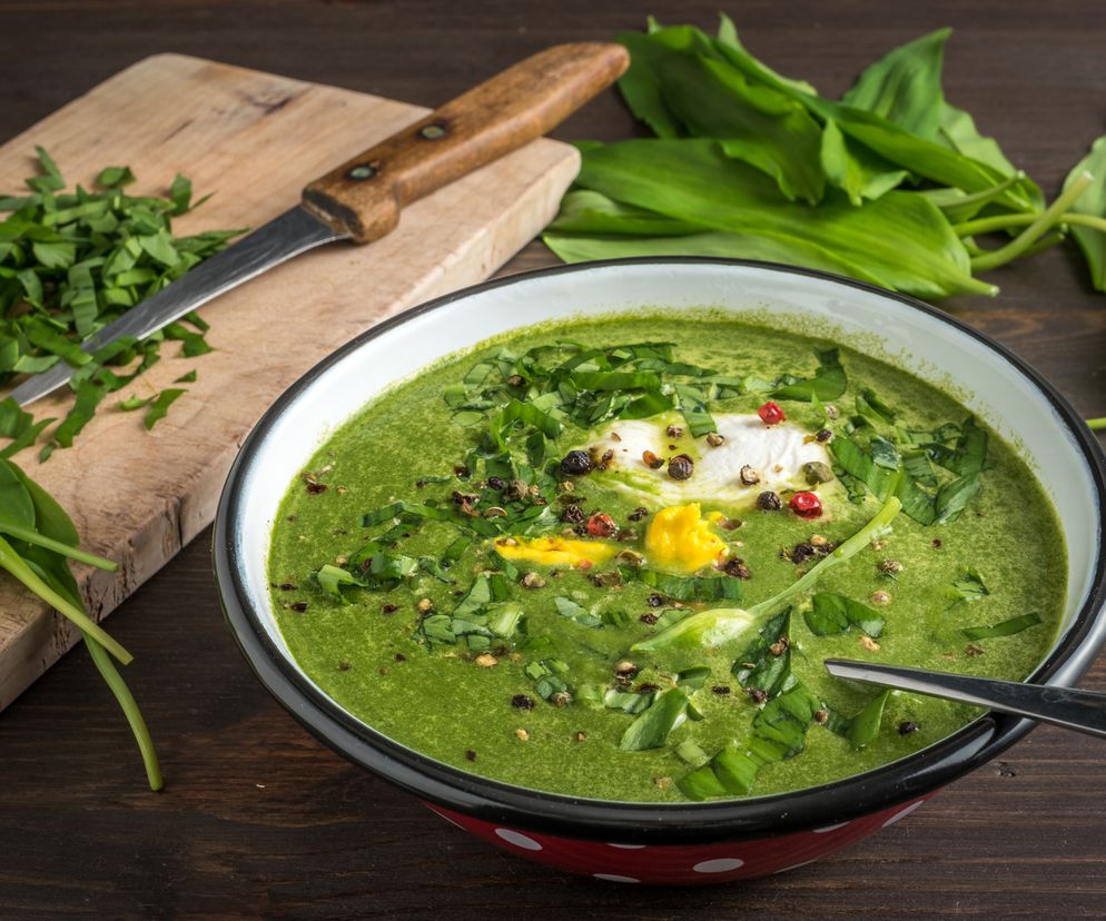 Zielony barszcz ukraiński - zupa z pokrzywy, szczawiu i czosnku niedźwiedziego