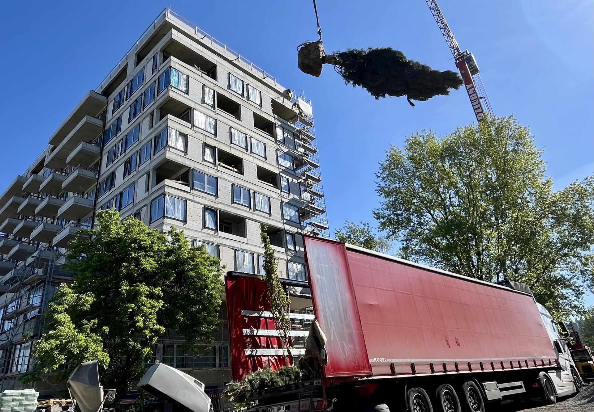 Pionowy lat w Katowicach na budynku Damrota Garden