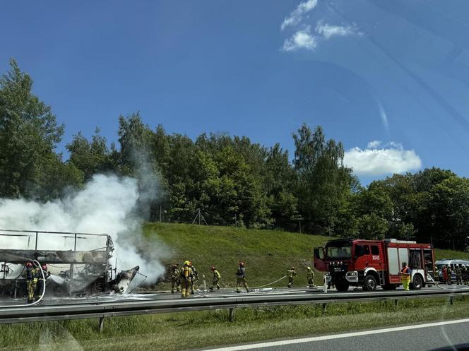 Autokar stanął w ogniu na A4