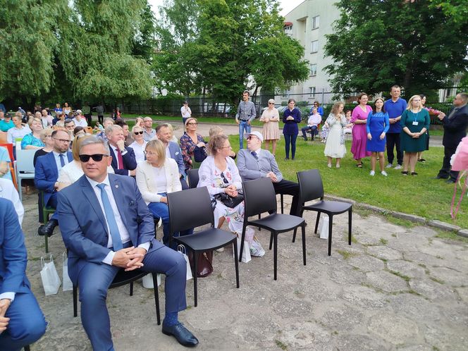 Przez lata ŚDS w Siedlcach działał w dwóch lokalizacjach, teraz już oficjalnie funkcjonuje w jednym miejscu, w budynkach dostosowanych do potrzeb osób z niepełnosprawnościami.