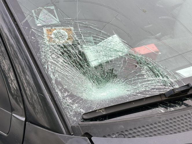 Piesza wbiegła pod samochód w centrum Warszawy