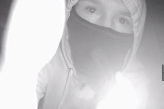 Włamali się do przedszkola w Poznaniu. Policja szuka tych mężczyzn