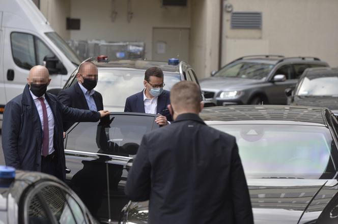 Premier Mateusz Morawiecki opuszcza siedzibę PiS