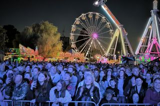 Święto Rawicza 2025 trwa w najlepsze! Gwiazdy na scenie i tłumy mieszkańców – burmistrz: „Chcemy, by Rawicz tętnił życiem”