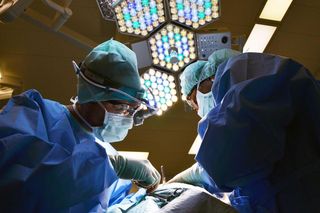 Neurochirurdzy ze szpitala im. Kopernika w Łodzi testują innowacyjne implanty kręgosłupa. Nie zakłócają badań obrazowych