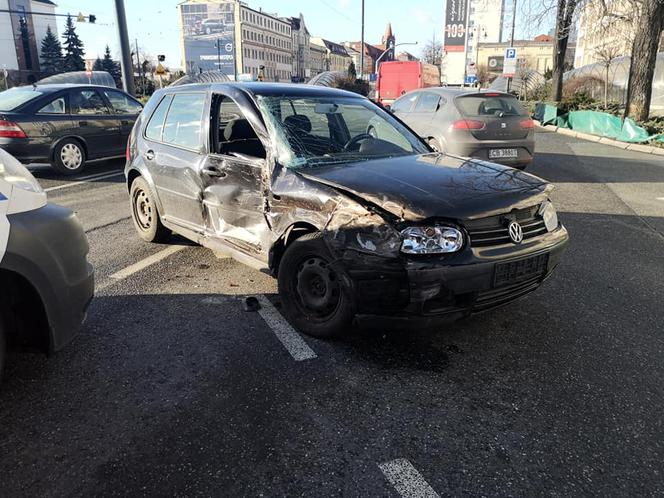 Wypadek na rondzie Jagiellonów w Bydgoszczy [ZDJĘCIA]