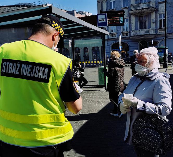 Kalisz. Straż miejska rozdaje maseczki i edukuje mieszkańców! [ZDJĘCIA] 