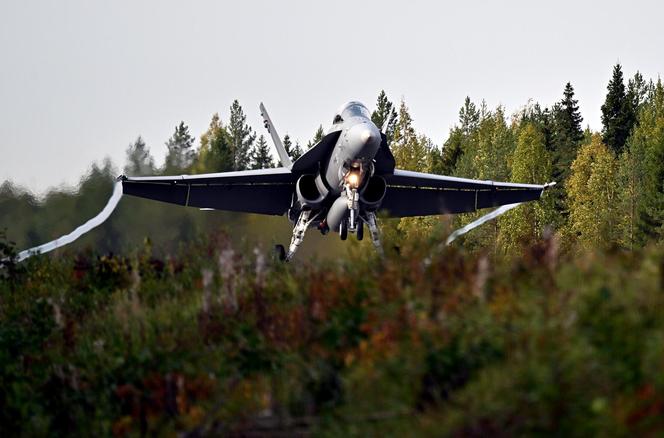 Fiński F/A-18C Hornet ląduje na drodze 