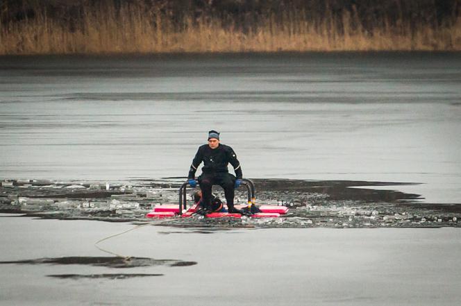 Zginęli pod lodem o świcie