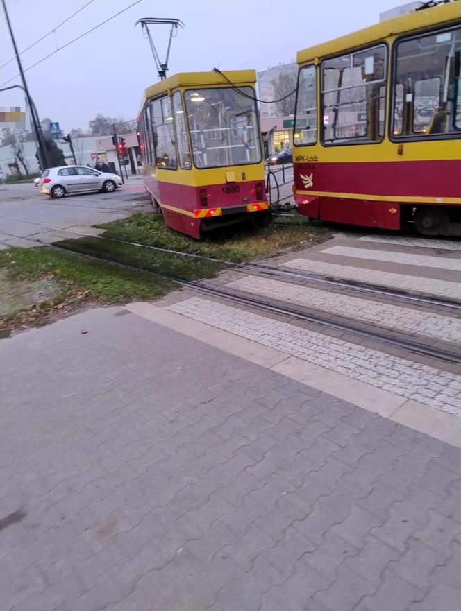 Łódź. Wypadek na skrzyżowaniu Aleksandrowskiej z Rydzową. Tramwaj zderzył się z ciężarówką [ZDJĘCIA].