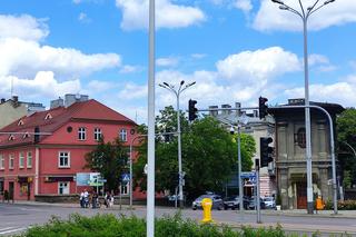 Na Placu Konstytucji 3-go Maja w Przemyślu stanęły dwa maszty z flagami