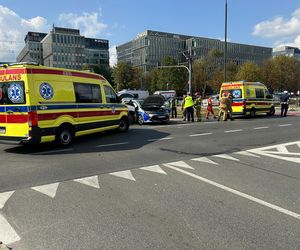 Wypadek radiowozu w Warszawie. Cztery osoby ranne, w tym policjanci