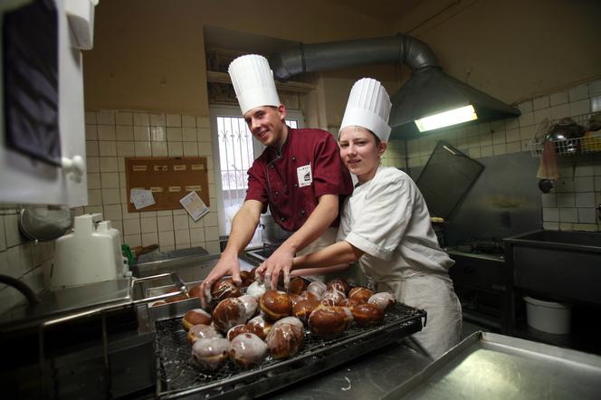 Dziś Tłusty Czwartek - Tak się smaży pączki (ZDJĘCIA!)