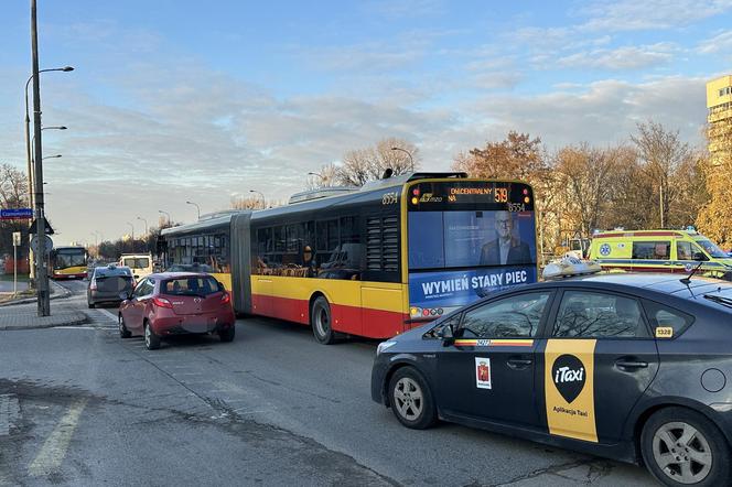 Koszmarny wypadek w Warszawie. Autobus miejski potrącił 12-latkę. Dziewczynka trafiła do szpitala