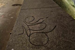 Bezczelny akt wandalizmu w Krakowie. Dwóch mężczyzn popisało się „talentem” plastycznym tuż pod Wawelem