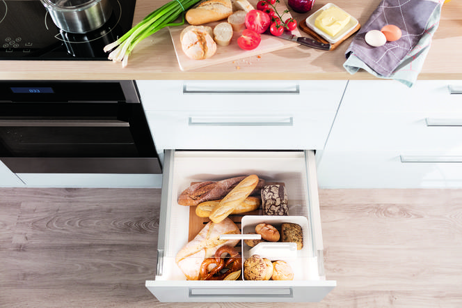Jak poukładać rzeczy w szafkach kuchennych? Pomysły na przechowywanie w kuchni i organizację szafek