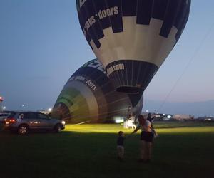 ​Nocny pokaz balonów na lotnisku w Lesznie. Wiatr był za mocny