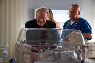 Na dobre i na złe odc. 911: Cezary (Daniel Olbrychski), Stefan Tretter (Piotr Garlicki), synek Oleny i Michała