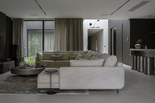 Czarny, a przytulny? Minimalistyczny dom pod Warszawą