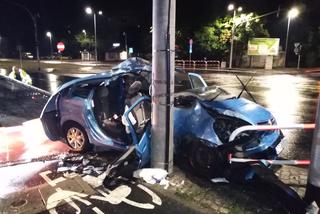 Poważny wypadek w Toruniu! Samochód osobowy wylądował na słupie oświetleniowym! [ZDJĘCIA]