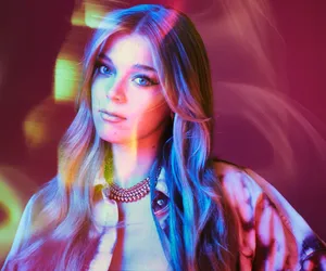 Becky Hill wyznacza granicę między rave'em a radiem. Posłuchajcie Disconnect