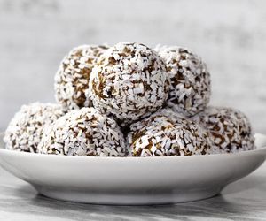 Patent Ewy Wachowicz na letni deser bez pieczenia. Te kuleczki są pyszne, łatwe i zdrowe 