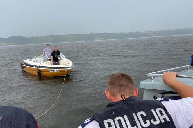 Awaria łodzi na Zalewie Włocławskim! Dwaj mężczyźni znaleźli się w śmiertelnej pułapce [ZDJĘCIA] 