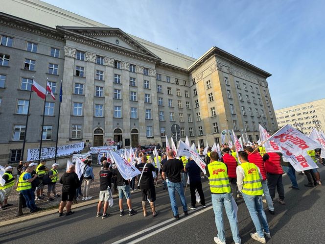 Paraliż w Katowicach. Rozpoczął się protest górników i hutników. "Stal się hartuje, a rząd ją rujnuje"