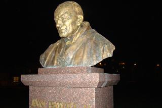 Popiersie św. Jana Pawła II na os. Dolnośląskie