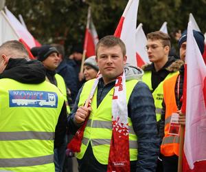 Protest rolników 20 marca przed Lubelskim Urzędem Wojewódzkim w Lublinie